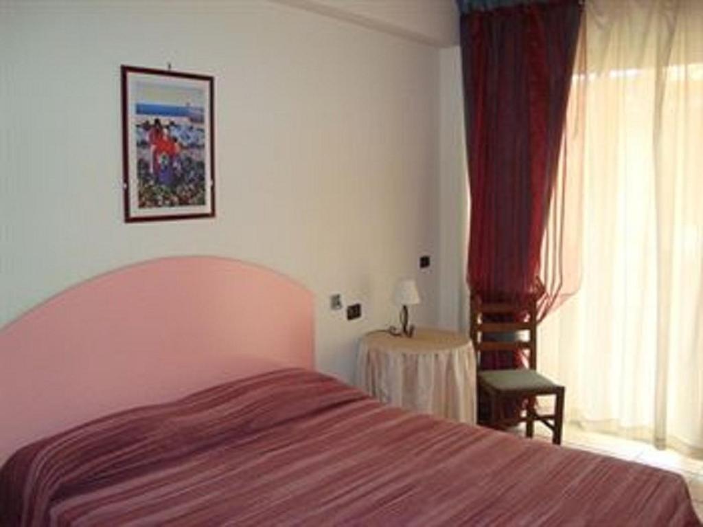 B&B La Grotta SantʼAlessio Siculo Quarto foto